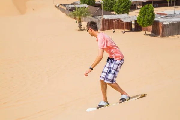 Adam Sandboarding Dune Bir Çölde Aşağı — Stok fotoğraf