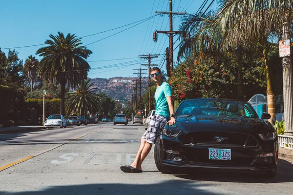 Ford Mustang Sokakta Tarafından Hollywood Sign Tarafından Dikilen Serin Adam — Stok fotoğraf