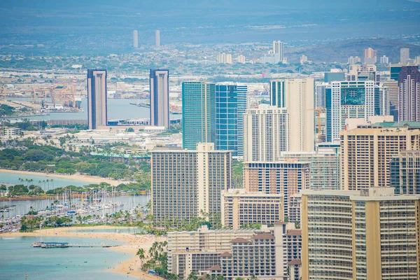 Honolulu şehri yukarıdan Diamond head tepesinden güzel manzara.