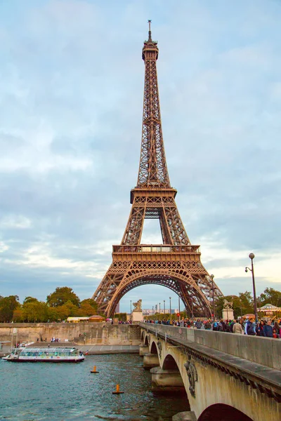 Paris Frankrijk April 2016 Verbazingwekkend Stuk Van Architectuur Eiffeltoren Staande — Stockfoto