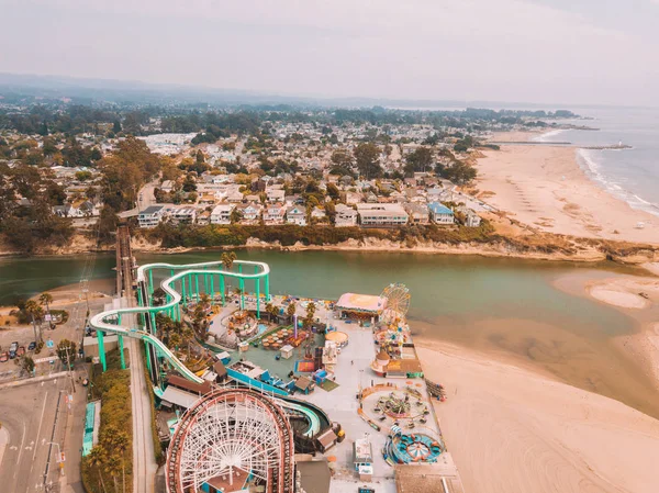 鸟瞰圣克鲁斯城市海滩从上面与码头 游乐园和太平洋景观 — 图库照片