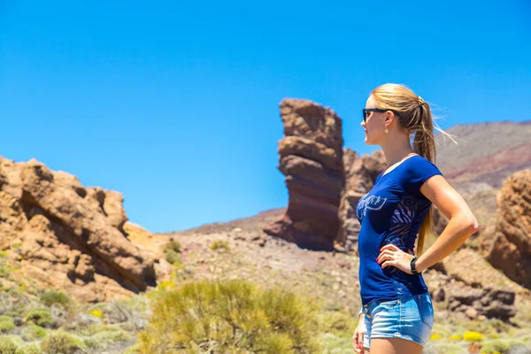 Ragazza in posa presso il vulcano Teide sull'isola di Tenerife — Foto Stock