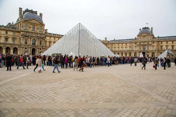 Duże kolejki poza Muzeum Louvre — Zdjęcie stockowe