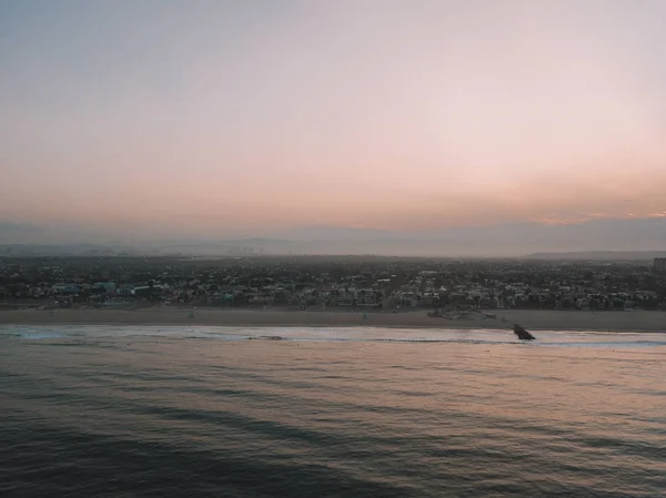 พระอาทิตย์ขึ้นที่ชายหาดเวนิสในลอสแองเจลิส — ภาพถ่ายสต็อก