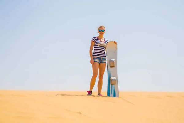 Ragazza Piedi Con Uno Snowboard Nel Mezzo Deserto Una Duna — Foto Stock