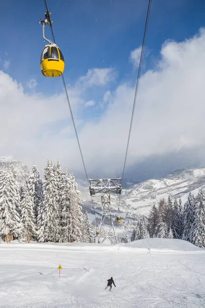 Belo Dia Inverno Nas Montanhas Com Teleféricos Indo Para Aldeia — Fotografia de Stock