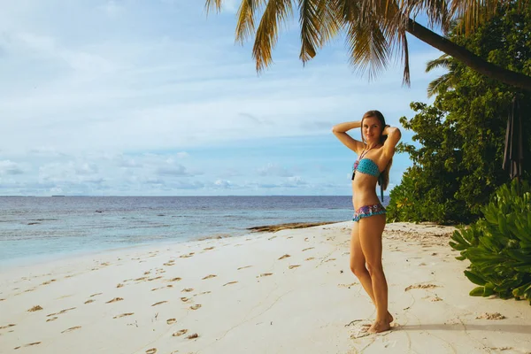 Menina Sexy Praia Uma Ilha Paradisíaca Tropical — Fotografia de Stock