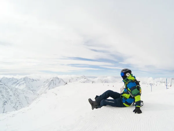 Jovem Snowboarder Sentado Montanha Neve Resort Les2Alps França Alpes — Fotografia de Stock