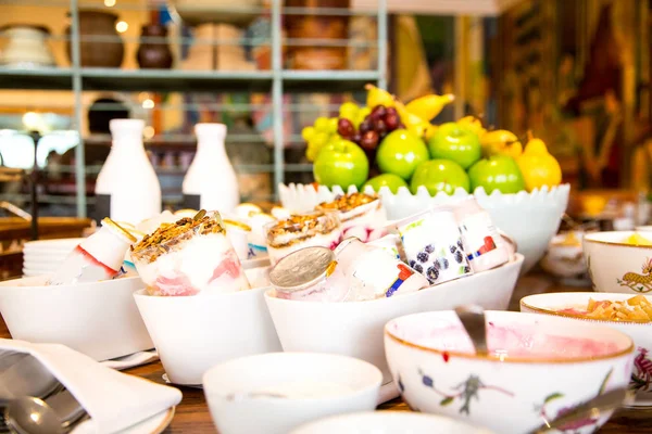 Frisches Und Köstliches Frühstück Café Mit Obst Joghurt Und Milch — Stockfoto