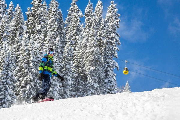 dağlarda aşağıya snowboard adam.
