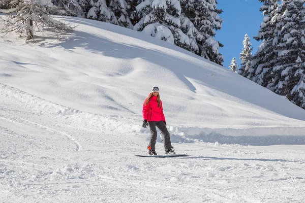 Mulher Sexy Bonita Snowboard Descendo Encostas Nas Montanhas — Fotografia de Stock