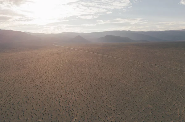 Eindeloze weg naar de horizon via de Death valley — Stockfoto