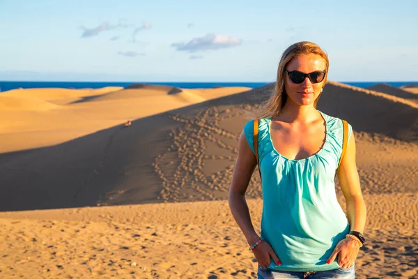 Girl standing in the middle of the dunes — Stock Photo, Image