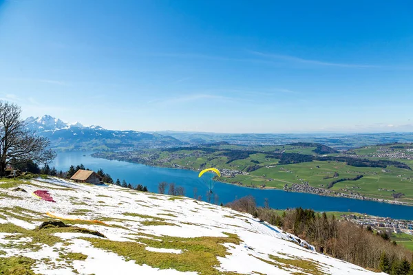 Weergave Van Prachtige Natuur Zwitserse Alpen Met Paraplane Vliegt Het — Stockfoto