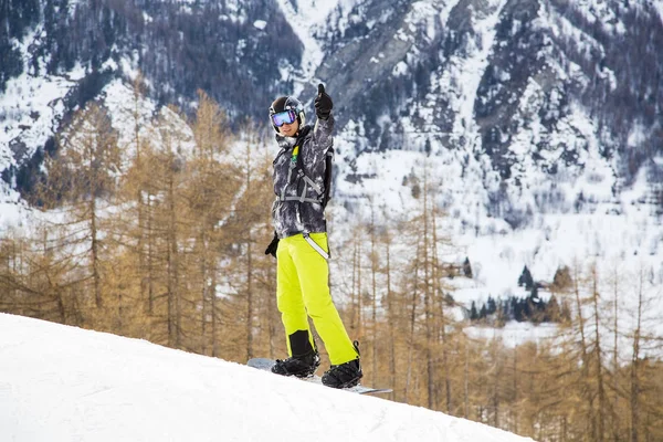 Άνθρωπος Snowboarding Κάτω Από Τις Πλαγιές Στα Βουνά — Φωτογραφία Αρχείου