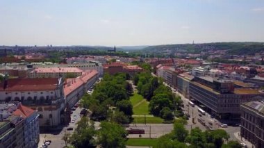 Prag'da parkının güzel havadan görünümü. Uçan şehrin içinden.