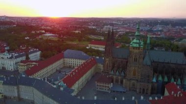 Yukarıdan Prag şehrinin muhteşem havadan görünümü. Gün batımı manzaralı muhteşem şehir. Prag Kalesi ile panoramik görünümü. 