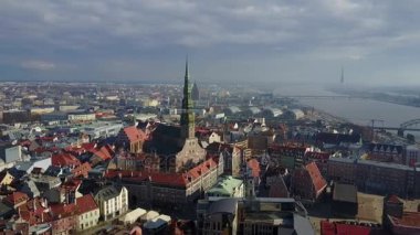 Riga, Letonya eski kasaba inanılmaz görünümünü. St. Peters kilise görünürde.
