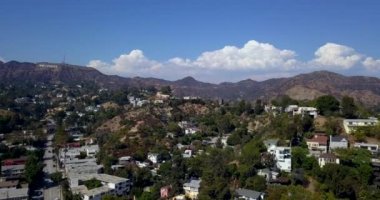 Hollywood işareti bölgesinde Los Angeles, ABD Hava görünümünü. Güzel Hollywood Otoban yol arabalar, avuç içi ve tepelerde bir işaret. Açık mavi gökyüzü. 10 Nisan 2014. Los Angeles, ABD