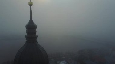 Yukarıdan Riga aşağıda bulutların günbatımı sırasında üzerinde güzel havadan görünümü. 