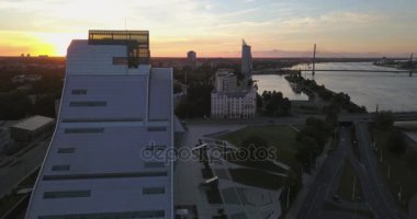 Güzel hava günbatımı manzarası Riga'da Letonya Milli Kütüphane üzerinden