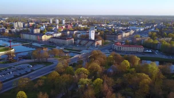 Belle vue aérienne de la ville de Jelgava d'en haut en Lettonie pendant l'heure du coucher du soleil .