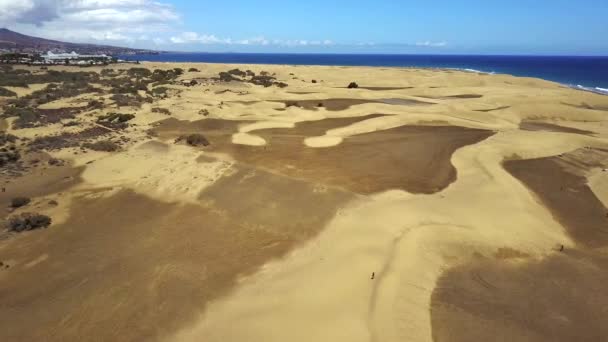 Вид Воздуха Песчаные Дюны Посреди Горных Пиков Национальный Парк Долина — стоковое видео
