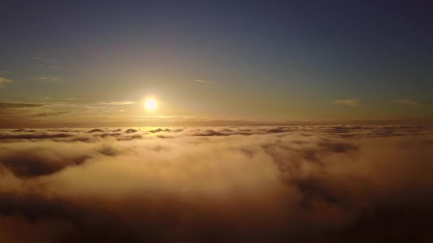 Ανεβαίνει Μέσα Από Σύννεφα Του Ουρανού Και Ηλιοβασίλεμα Πετώντας Πάνω — Αρχείο Βίντεο