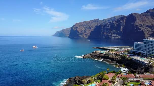 Krásný Letecký Pohled Město Pobřeží Tenerife Los Cristianos Útesů Los — Stock video
