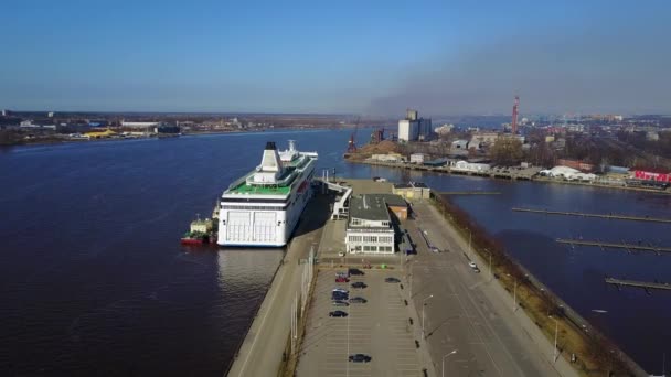 Luchtfoto Van Enorme Cruise Ferry Aangemeerd Haven Riga Letland April — Stockvideo