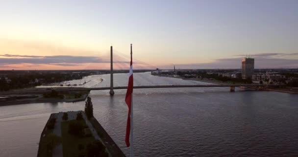 Красивый Вид Закат Над Дамбой Риге Латвия Огромным Флагом Латвии — стоковое видео