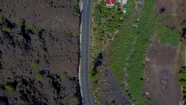 Voler à l'intérieur du canyon au-dessus de la route. Belle scène de canyon .