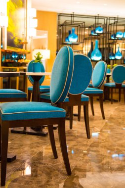 Paris, Fransa - 10 Nisan 2016: İç klasik mobilyalar ve sıcak ışıklar otelde Modern ve aydınlıktır. Paris, Fransa. 