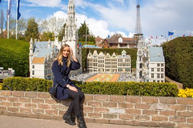 Mini Europe parkta oturan güzel kız