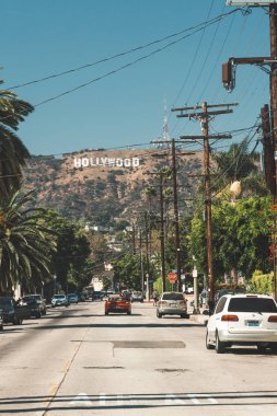 Hollywood işareti bölgesi Los Angeles, ABD. Güzel Hollywood Otoban yol arabalar, avuç içi ve tepelerde bir işaret. Açık mavi gökyüzü.