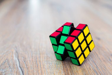Rubik küpü beyaz veya ahşap zemin üzerine