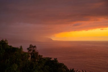 Tenerife yakınındaki Atlantik Okyanusu günbatımı fırtına