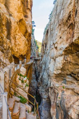 Güzel bir Caminito Del Rey dağlar ve yol boyunca dik kayalıklarla, kayalar ve İspanya Malaga yakınındaki dağ nehir manzarası