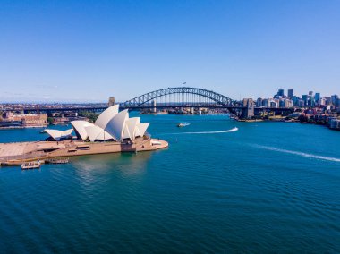 Güzellikler Harbour Köprüsü, Botanik Bahçesi ve Opera Binası ile Sydney harbour bölgesinin.