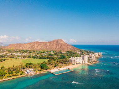 Honolulu, Hawaii. Honolulu, Diamond Head volkan otel ve Waikiki Beach binalarda da dahil olmak üzere hava manzarası görünümü.