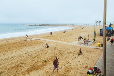 Sahilde dalgalar. Barcelona'da bir kumsalı çok sisli bir hava sırasında görüntü.