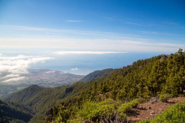 Bulutların üstünde Tenerife adasının güzel manzara
