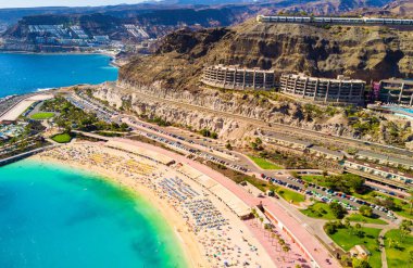 Playa de Amadores Bay ile diğer uçurumlarda İspanya Gran Canaria ada deniz kıyısında güzel havadan görünümü. Adanın muhteşem deniz kıyısında.
