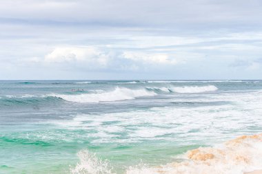 Büyük güzel sörf dalgalar seashore tarafından