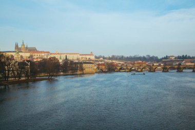 Yayalar tek Charles Köprüsü (aka Stone Bridge, Kamenny çoğu, Prag Köprüsü, Prazhski en) Prag, Çek Cumhuriyeti ve turistik teknelerde Vltava Nehri üzerinde.