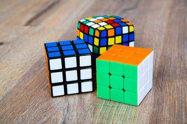 Beyaz ya da ahşap arka plan üzerinde Rubik küpleri