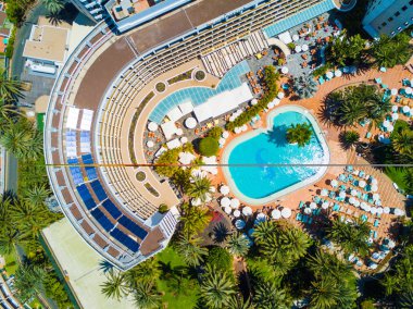 Gran Canaria ada avucunda arasında büyük Palms Beach Otel duran havadan görünümü.