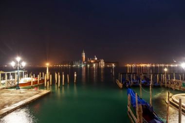 San Giorgio Maggiore Kilisesi laguna Veneta sular hepimizin etrafında sokak ışıkları ile arasında otel balkonda görünümünden muhteşem gece.