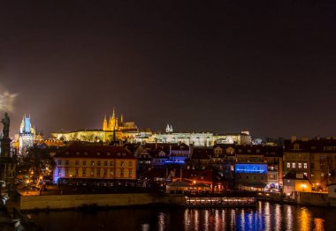 Prag kalesinin panoramik manzaralı geceleri. Muhteşem manzara.