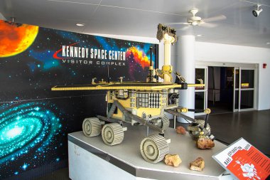 Lego parçaları Florida'daki Kennedy Uzay Merkezi Müzesi ayakta yapılmış büyük ay rover.